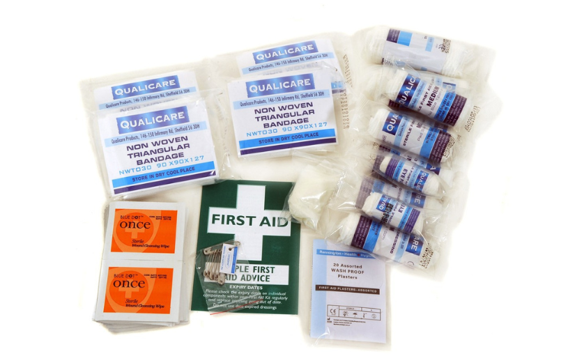 WHAT SHOULD I KEEP IN MY FIRST AID KIT - KNOW EVERYTHING HERE